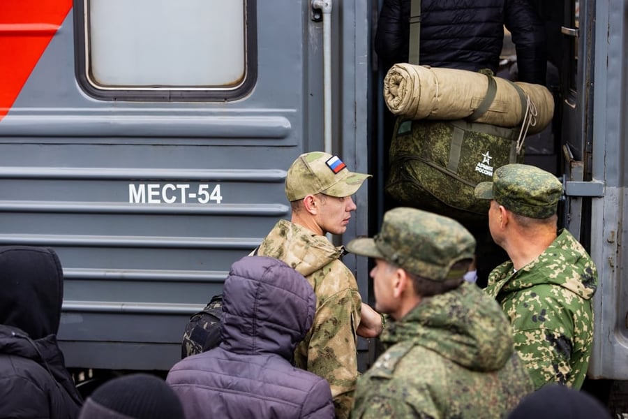 חיילים מצבא רוסיה קפצו מקרון הרכבת בדרכם לשדה הקרב