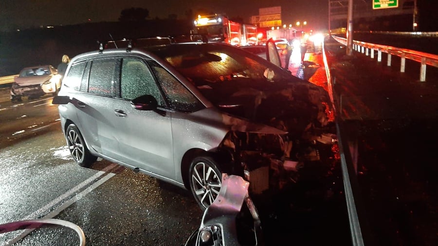 שלושה נפצעו בתאונה בין 6 כלי רכב - בגלל הברד