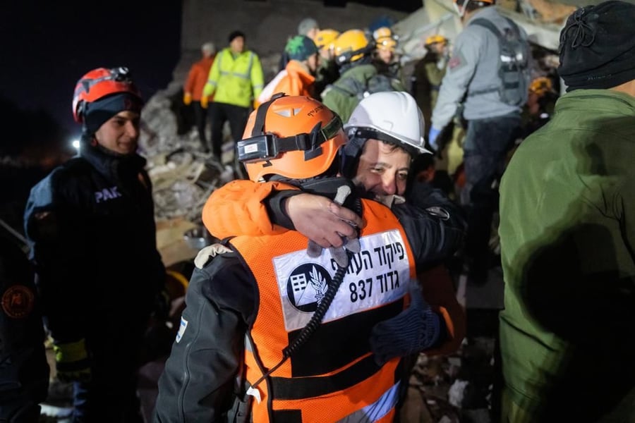 מתחת להריסות; המשלחת הישראלית חילצה ילד בן 9. תיעוד