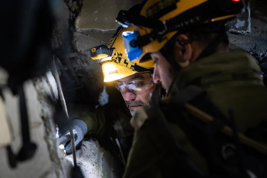 מתחת להריסות; המשלחת הישראלית חילצה ילד בן 9. תיעוד