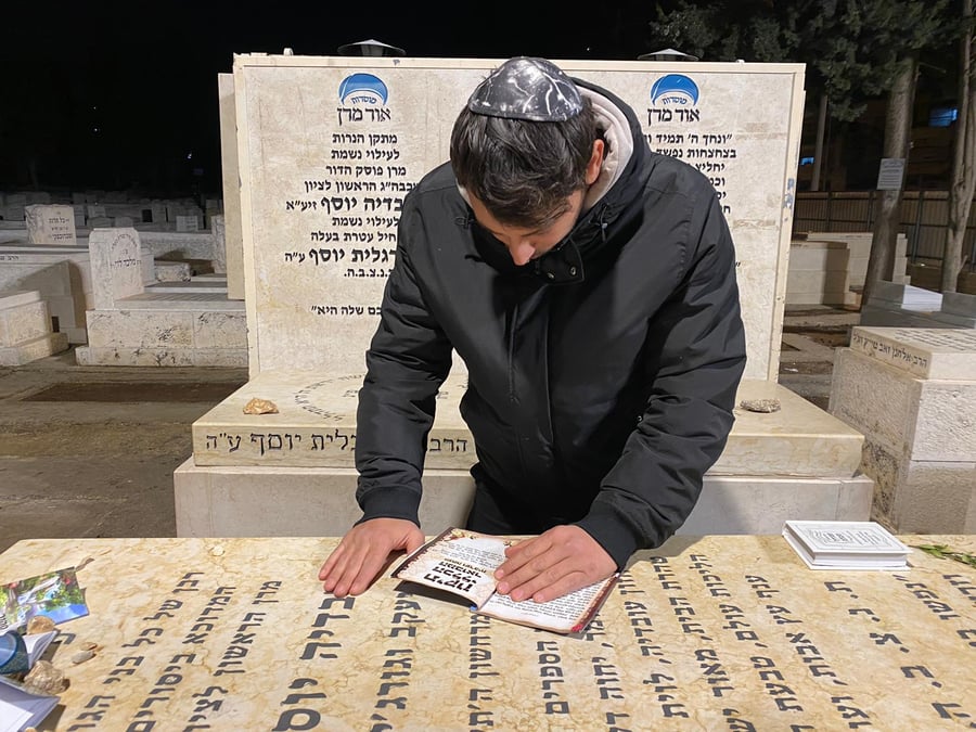 תיעוד: הזמר הישראלי התפלל בקברי גדולי ישראל