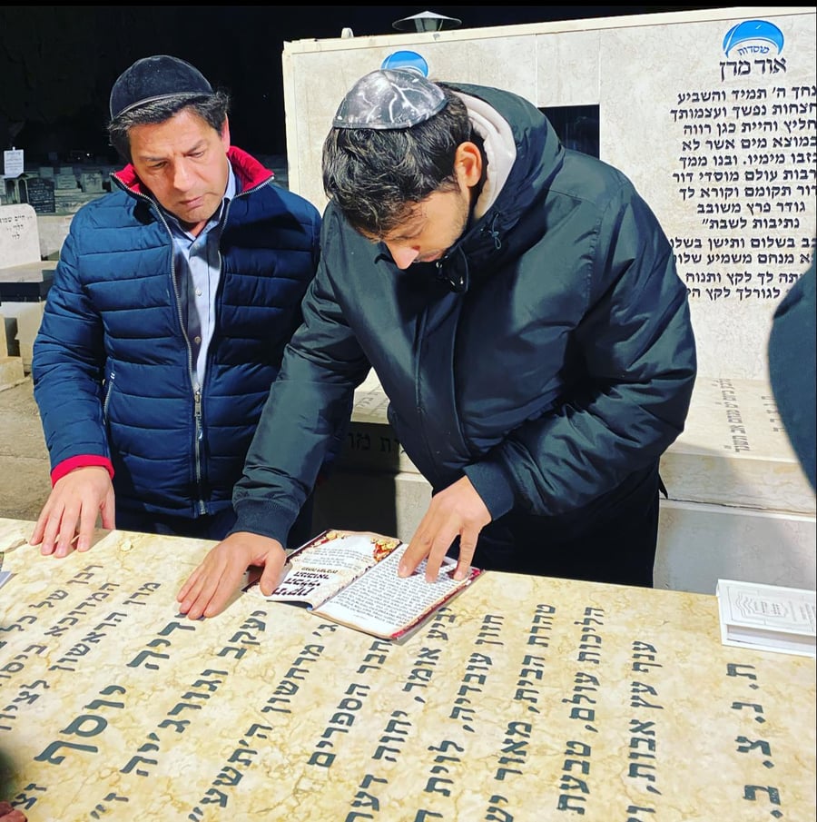 תיעוד: הזמר הישראלי התפלל בקברי גדולי ישראל
