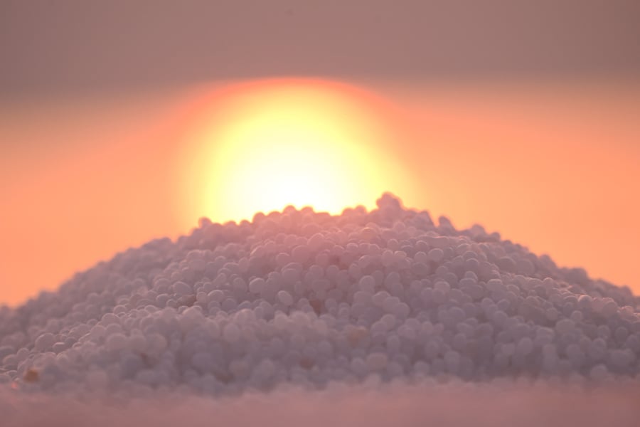 מרהיב: השמש זורחת מעל תצורות המלח בים המוות