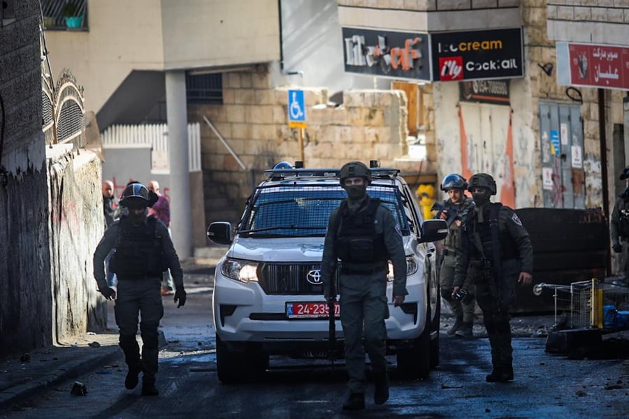השביתה הערבית במזרח ירושלים; עימותים בין צעירים למבוגרים