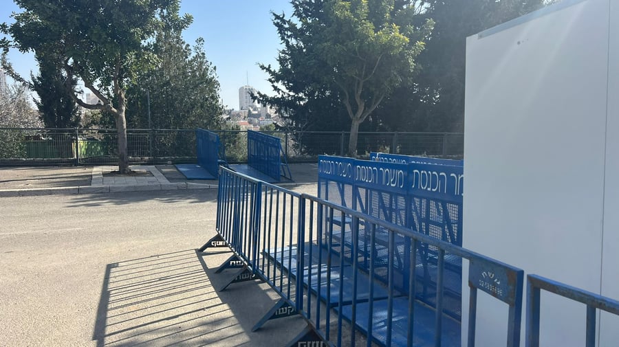 המחסומים הכפולים ליד הכנסת