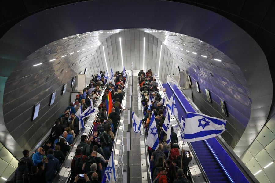 לקראת ההצבעה על הרפורמה: אלפי מפגינים מתאספים ליד הכנסת