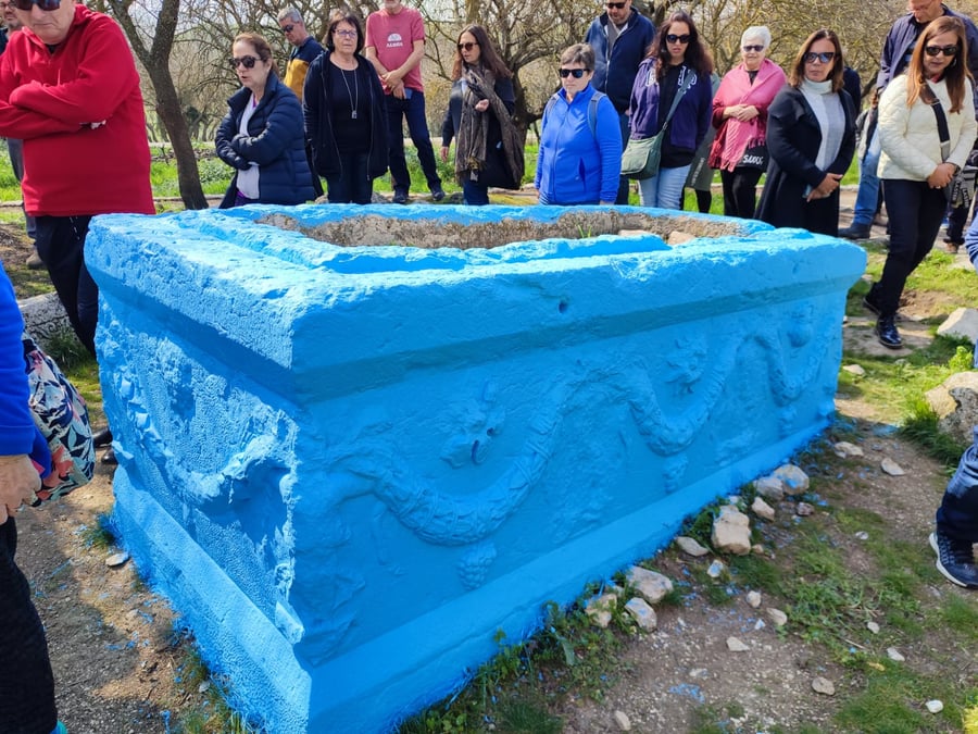 וונדליזם בגן הלאומי תל קדש: העתיקות נצבעו בכחול