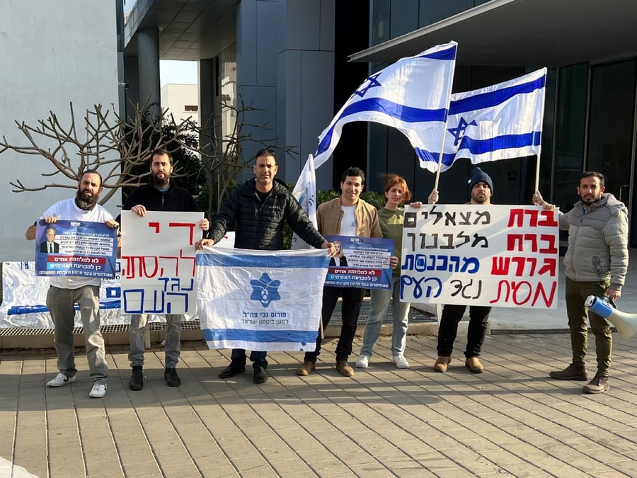פעילי ימין הפגינו מול ביתו של אהוד ברק; "די להסתה שלך"