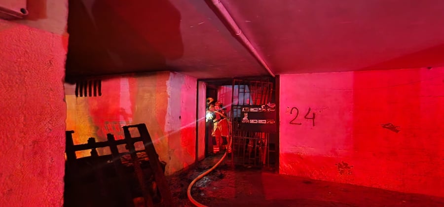 שמונה לכודים חולצו הלילה בשתי שריפות בחיפה | תיעוד
