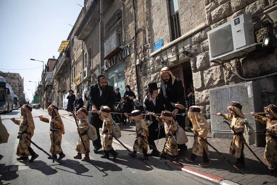 מרהיב: לכבוד פורים, ילדי ירושלים התחפשו ל'יוצאי מצרים'