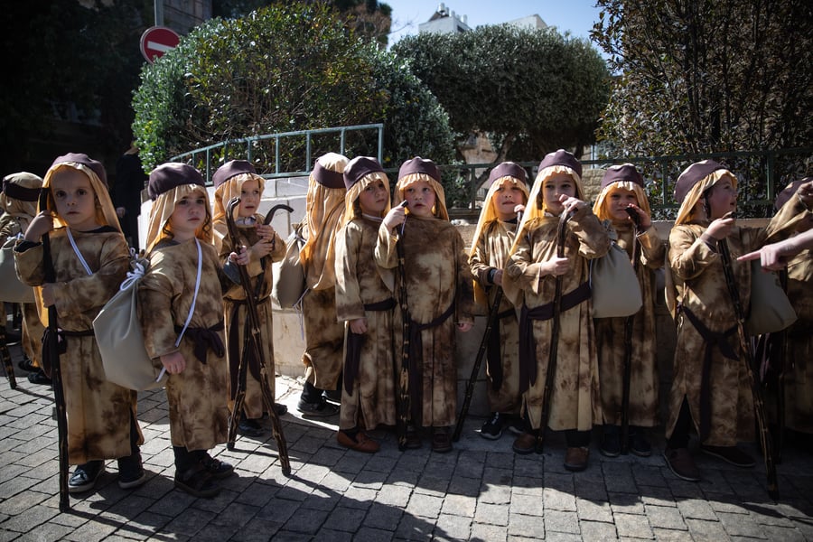 מרהיב: לכבוד פורים, ילדי ירושלים התחפשו ל'יוצאי מצרים'