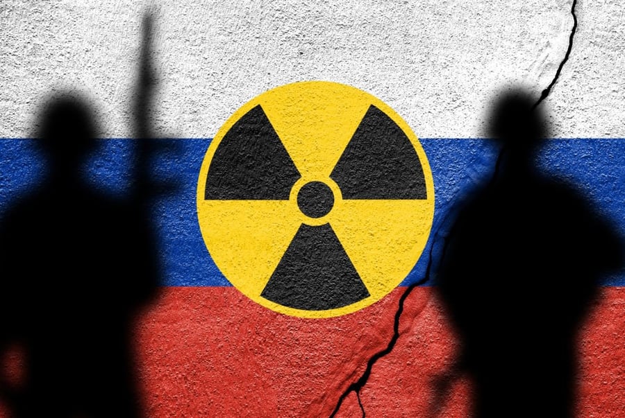 סמל הגרעין על רקע דגלה של רוסיה