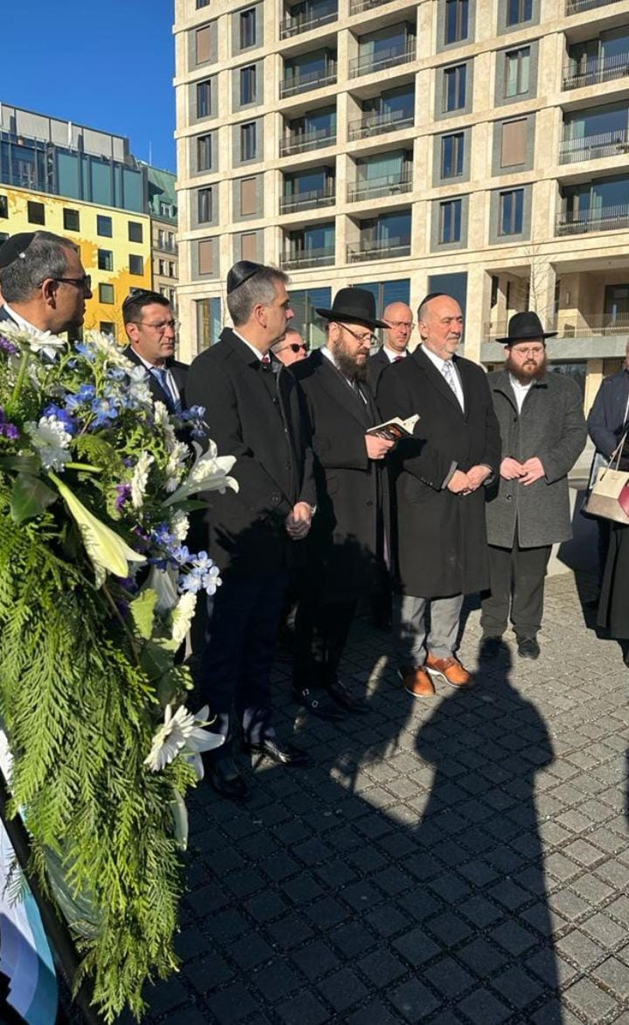 צפו: שר החוץ אלי כהן אמר קדיש באנדרטת הזיכרון בברלין