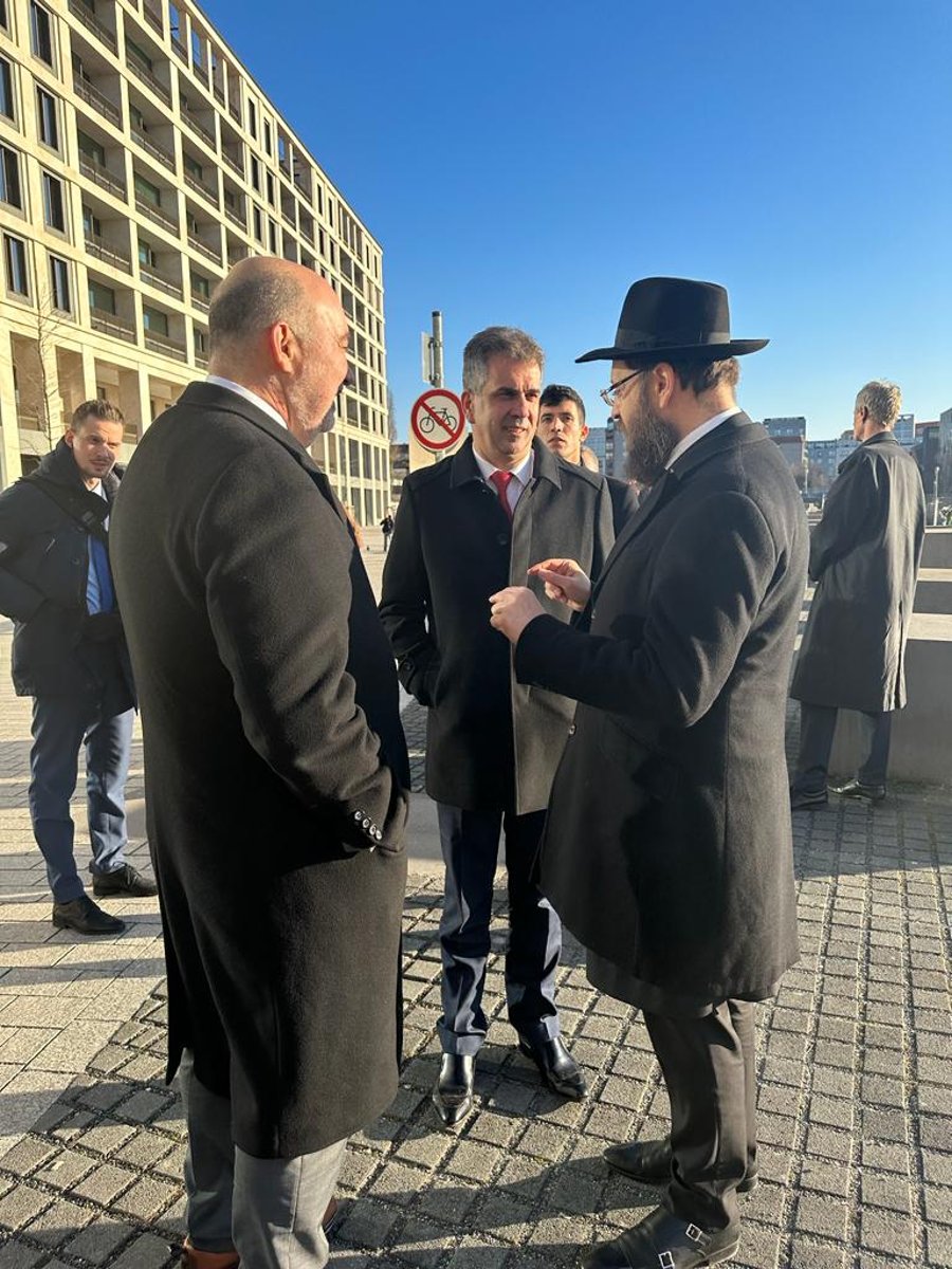 צפו: שר החוץ אלי כהן אמר קדיש באנדרטת הזיכרון בברלין