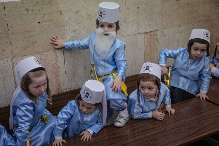 ילדי הת"ת בפינסק קרלין התחפשו ללווים במקדש | צפו