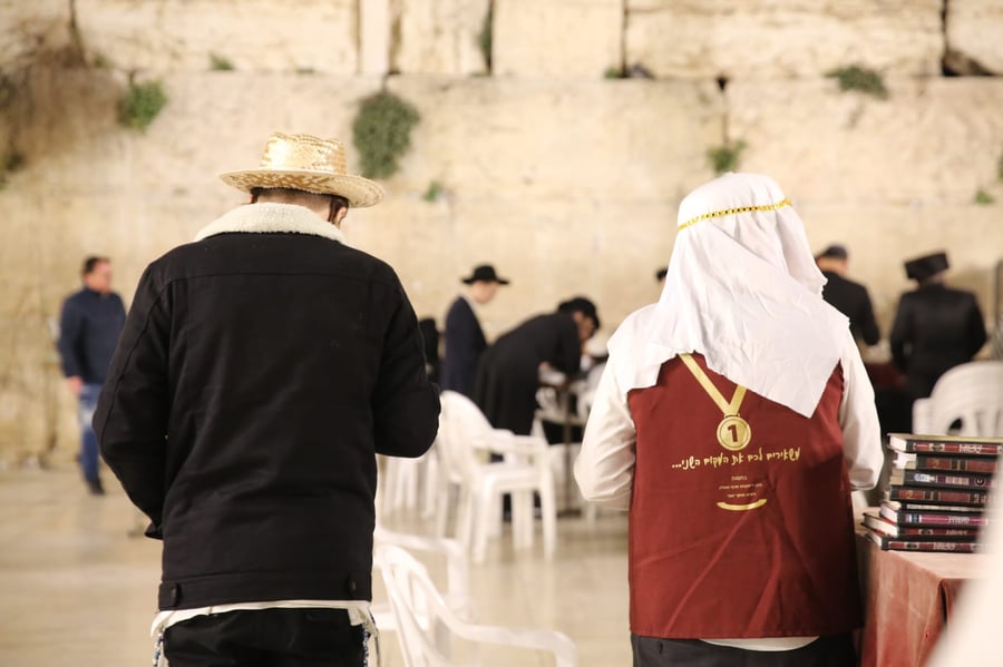 חג פורים בירושלים: קריאת מגילה ותחפושות בכותל המערבי