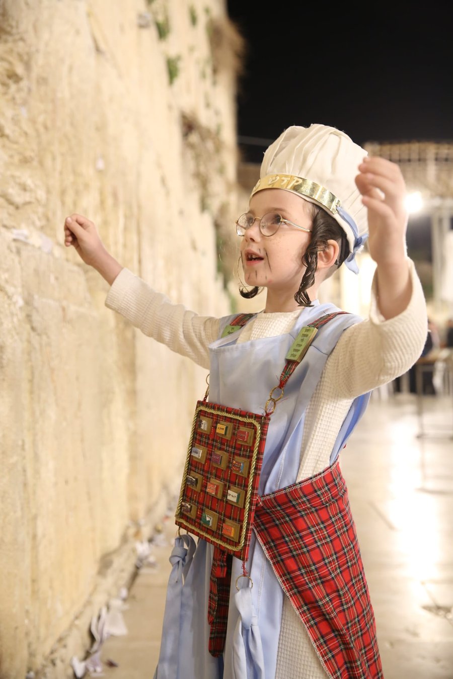 חג פורים בירושלים: קריאת מגילה ותחפושות בכותל המערבי