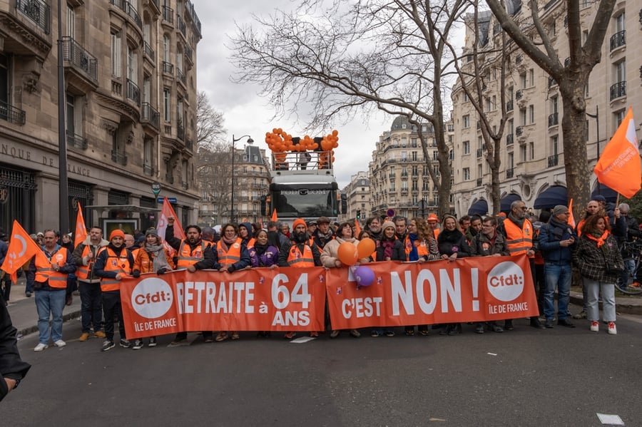"מקרון רומס אותנו"; בצל מחאות ענק בצרפת: הממשלה ממשיכה לקדם רפורמה בפנסיה