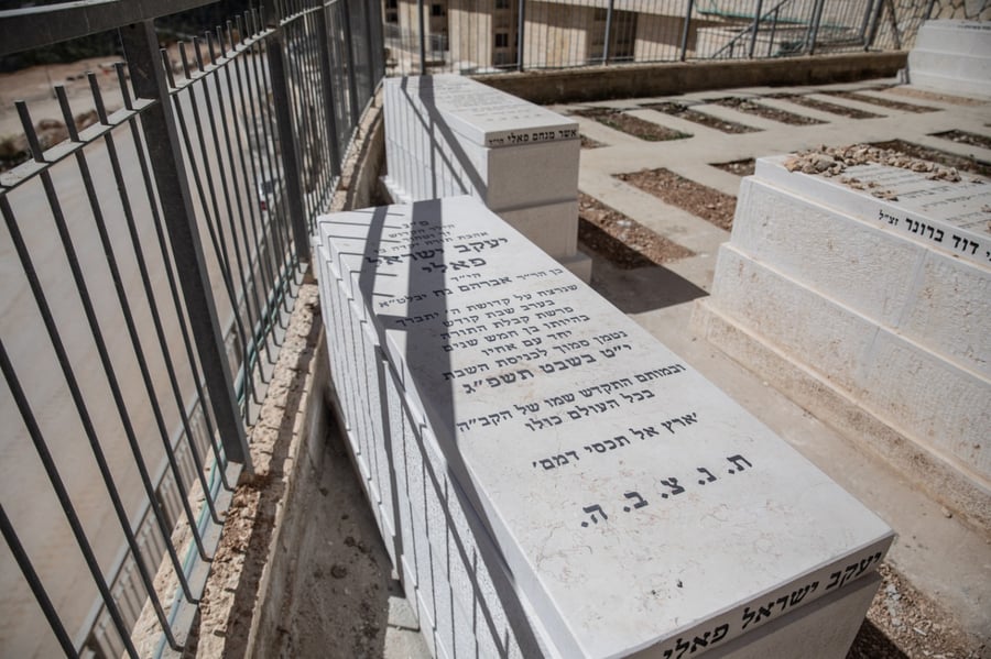 הרב אברהם פאלי עלה לקברי ילדיו הי"ד: "מודים לה' שנתן לנו אתכם" | תיעוד