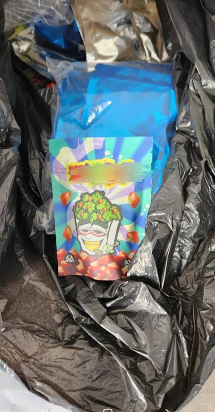 אמא לילדים קטנים נתפסה עם שקיות ממתקים מלאות סמים
