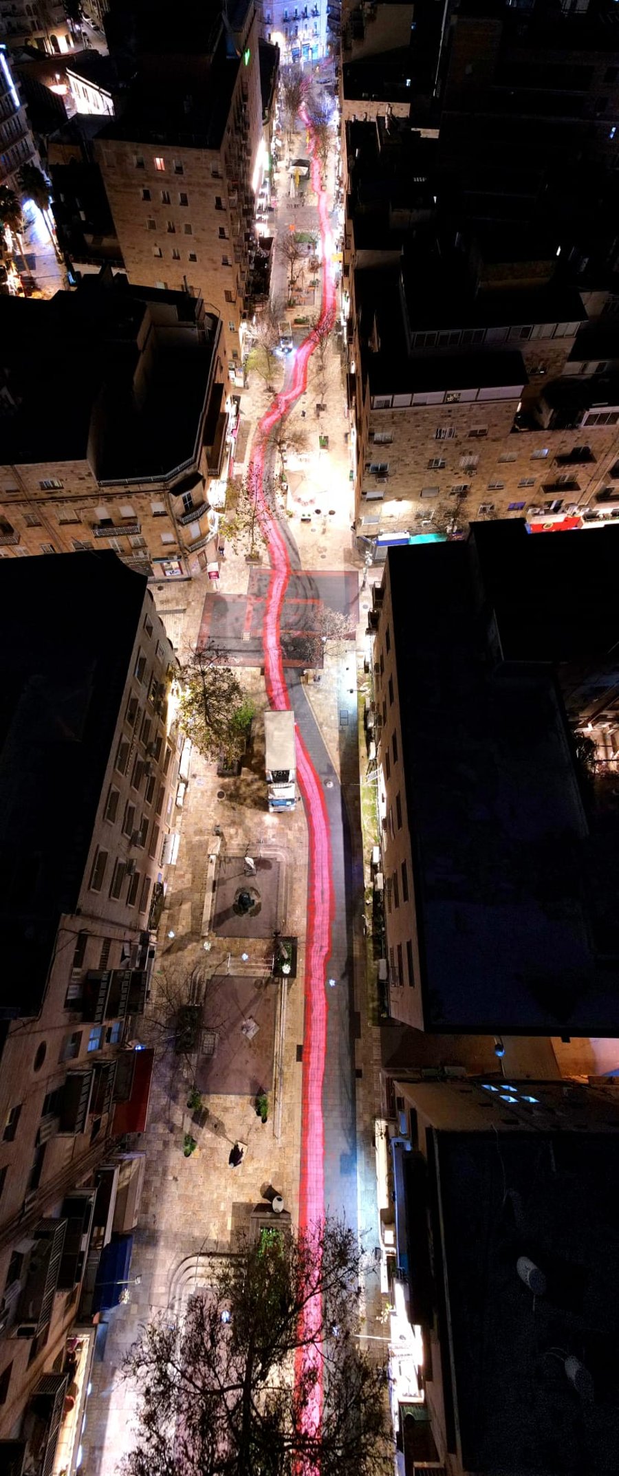 באישון לילה: מתנגדי הרפורמה צבעו את הכביש לבג"צ
