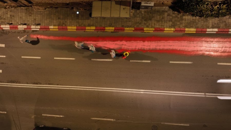 באישון לילה: מתנגדי הרפורמה צבעו את הכביש לבג"צ