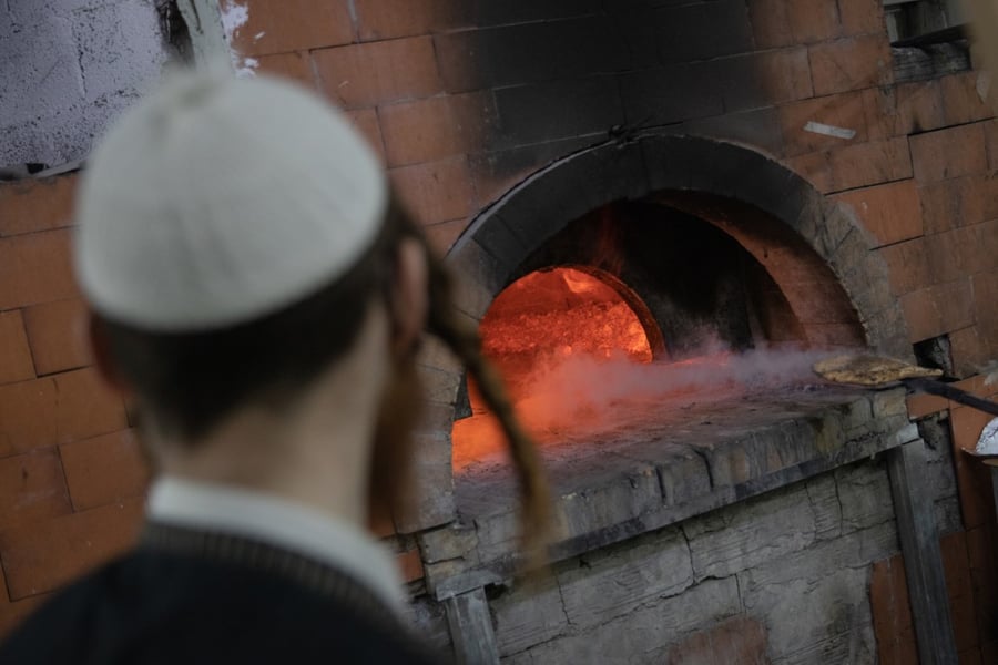 רידוד, לישה, חירור: תיעוד מרהיב ממאפיית המצות בירושלים