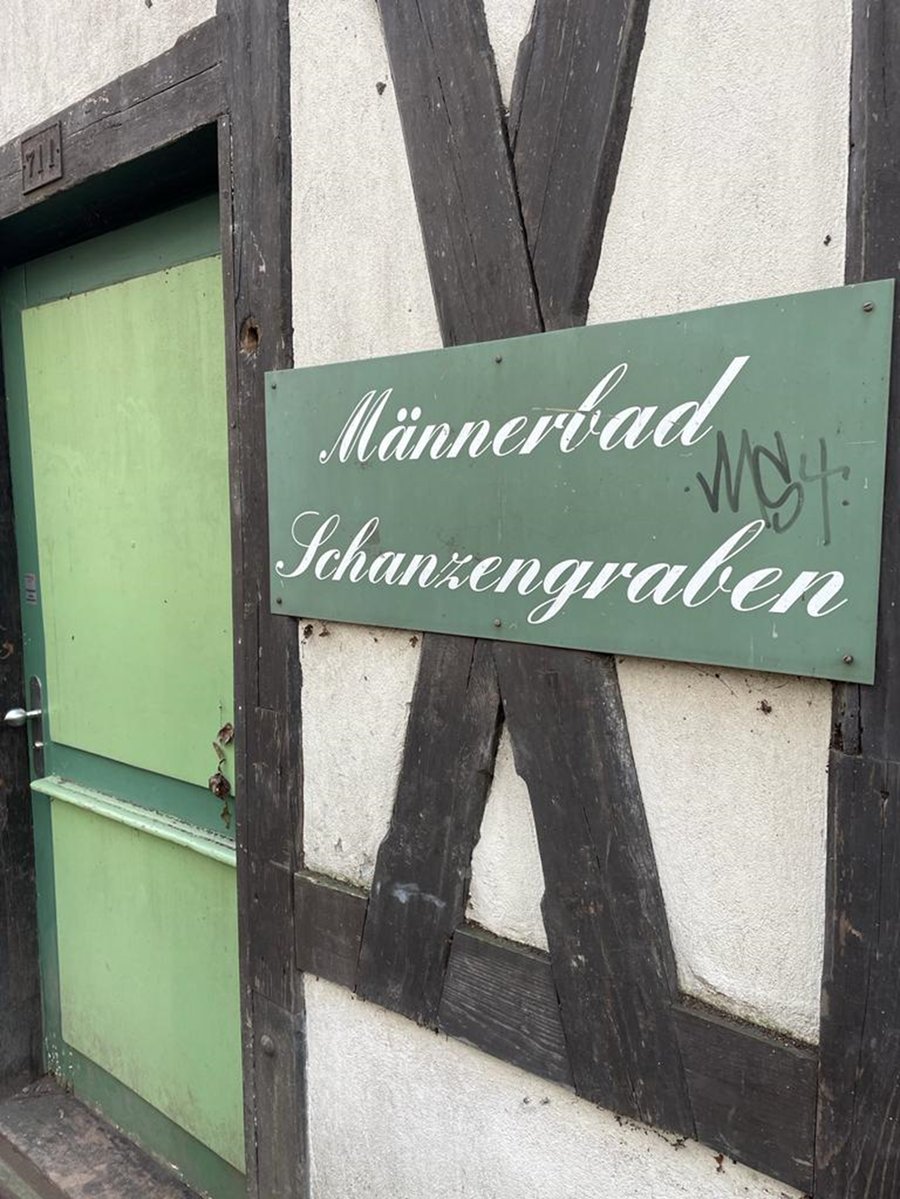 אתר הרחיצה נהר שאנצעןגראבען &ndash; Schanzengraben . מעל הדלת כתוב בגרמנית מעננערבאד, שזה אומר "מרחץ לגברים"