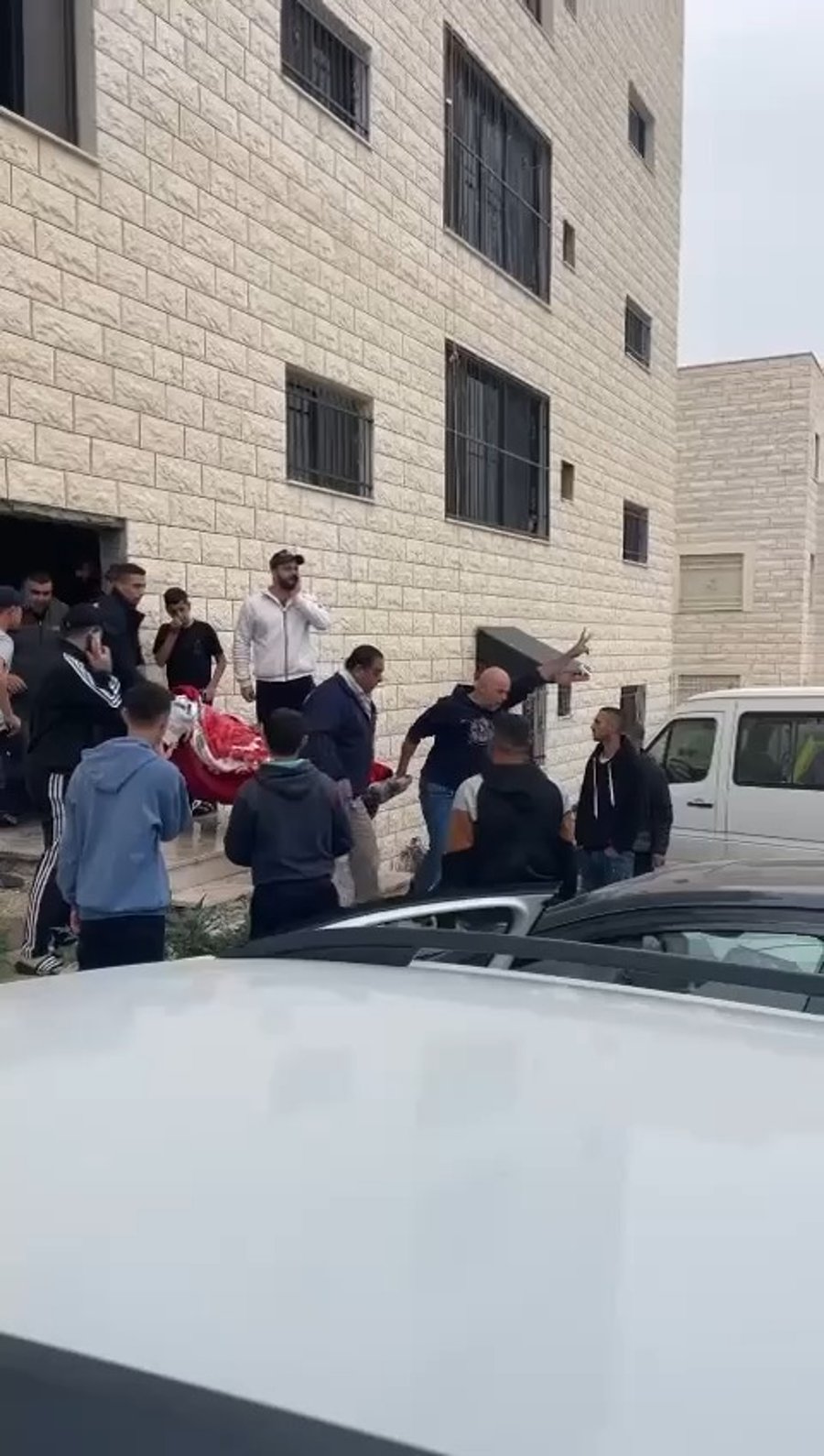 מוציאים את הגופה מהבית