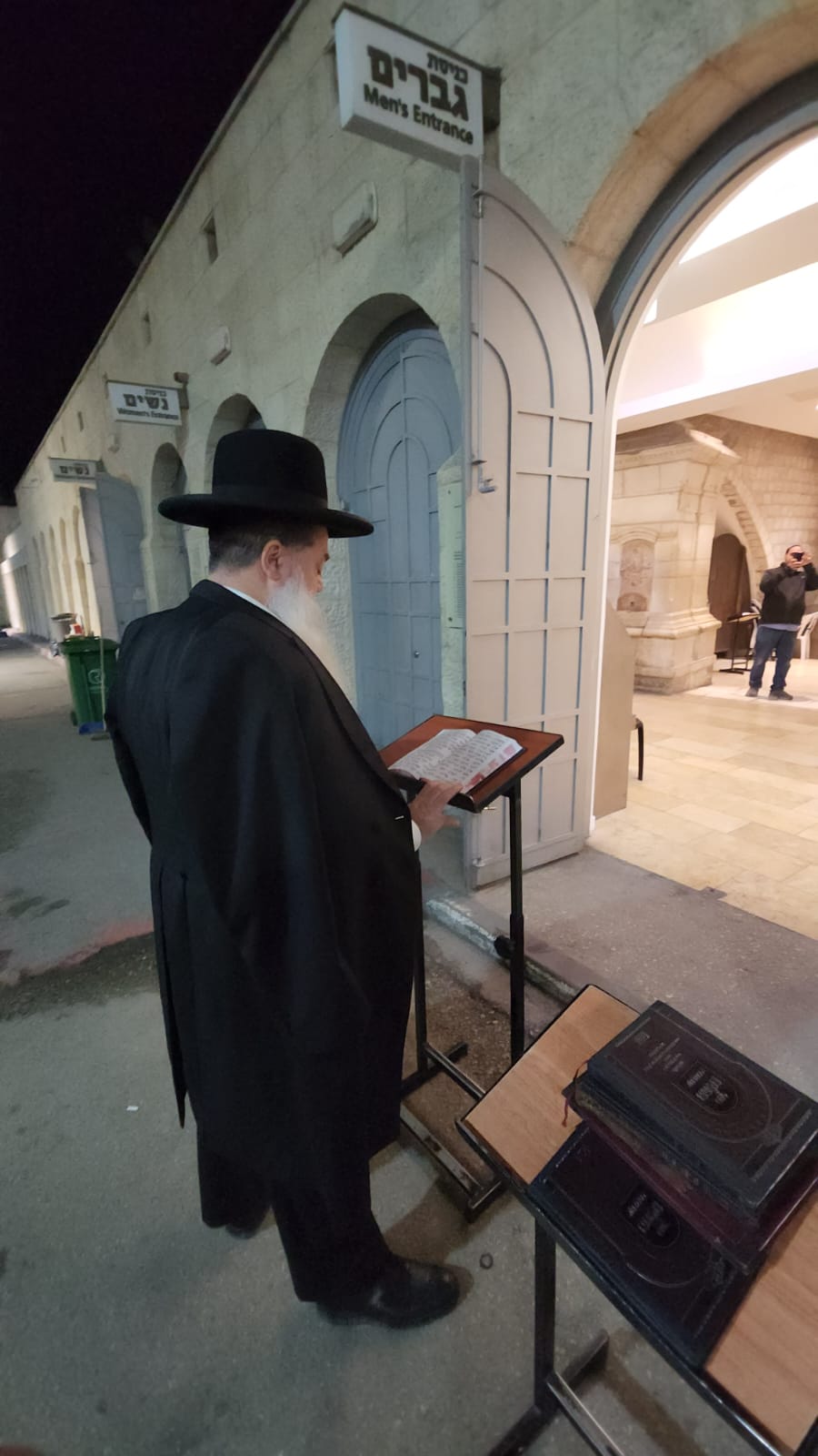 לראשונה בחייו: הרב יגאל כהן התפלל בקבר רחל | תיעוד