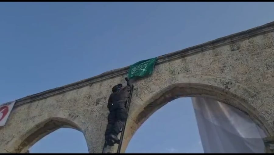 הסרת הכרזה והדגל בהר הבית