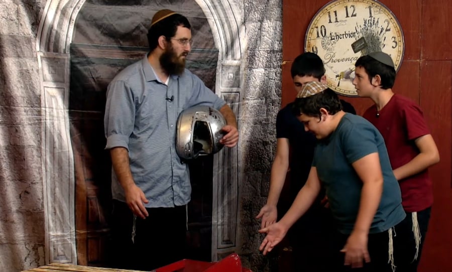 שלומקה מוצא משהו מוזר במחנה שנראה שנפל מהחלל
