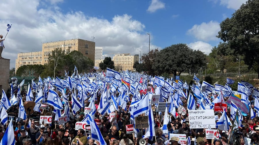 הימין יפגין מול השמאל בירושלים | עשרות אלפים מפגינים ליד הכנסת