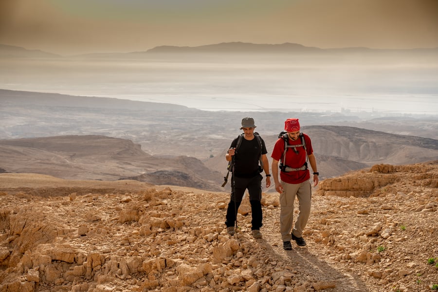 תיעוד מרהיב: ישראלים מטיילים בנחל אשלים