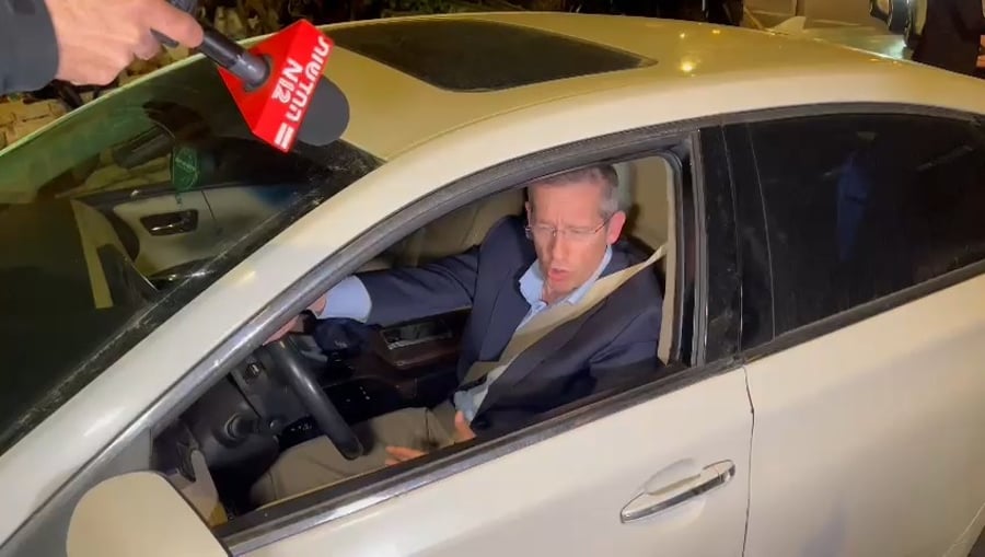 מזכיר הממשלה יוסי פוקס בכניסה לבית הנשיא