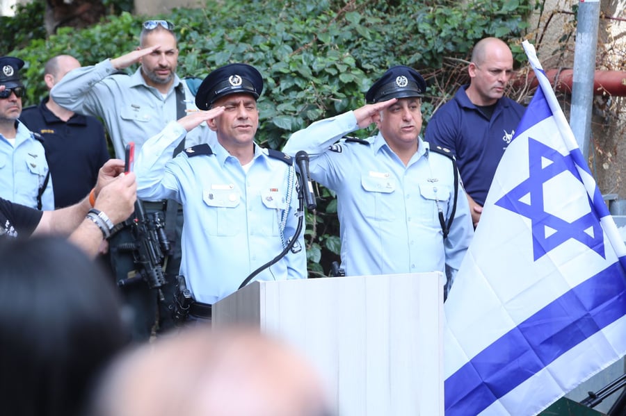 בזירת הרצח: טקס נערך לזכרו של השוטר אמיר חורי הי"ד