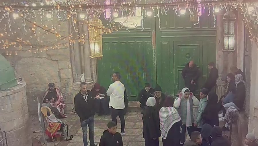 תיעוד רגע הפיגוע מכיוון שער השלשלת הסגור - שומעים את הירי ובורחים