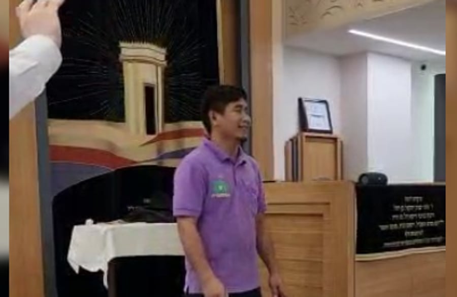 צפו: העובד הגוי בבית חב"ד בתאילנד שר 'ויהי שעמדה'
