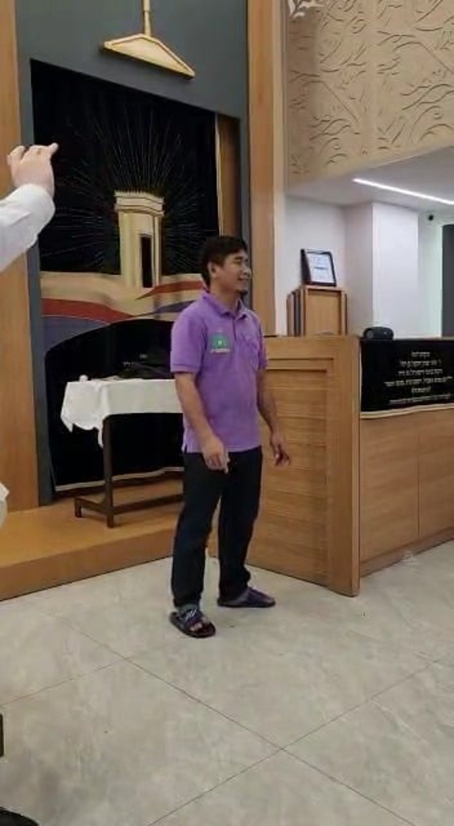 צפו: העובד הגוי בבית חב"ד בתאילנד שר 'ויהי שעמדה'