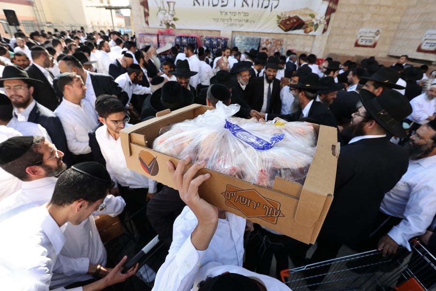 הגר"א עפג'ין חילק אלפי סלי מזון למשפחות לקראת החג • גלריה