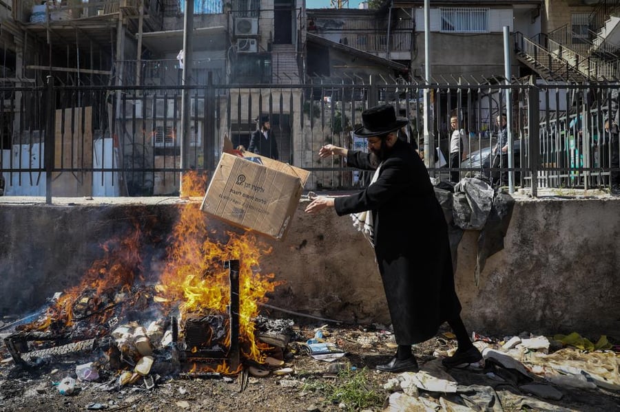 "כעפרא דארעא": שריפת החמץ בשכונת מאה שערים