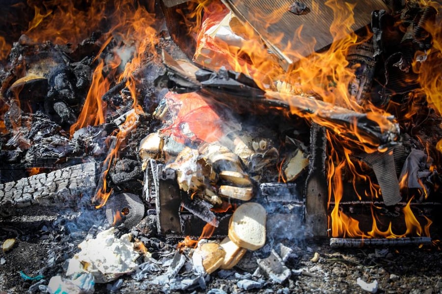 "כעפרא דארעא": שריפת החמץ בשכונת מאה שערים