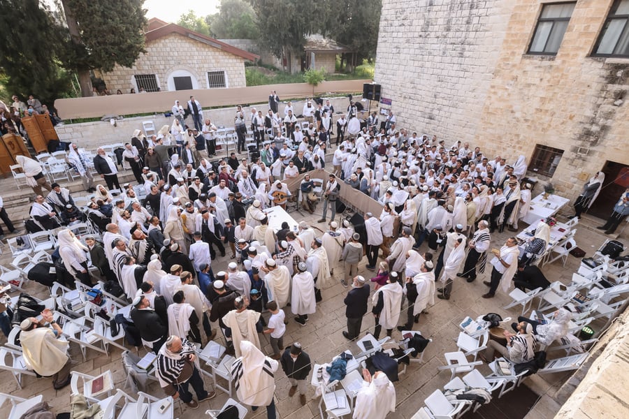המונים בתפילת הלל חגיגית בעיר העתיקה בצפת | גלריה מיוחדת