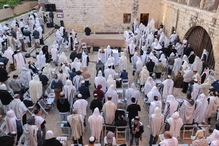 המונים בתפילת הלל חגיגית בעיר העתיקה בצפת | גלריה מיוחדת