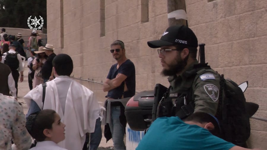 סרטון ותמונות מפעילות המשטרה במהלך ברכת הכהנים, הבוקר 