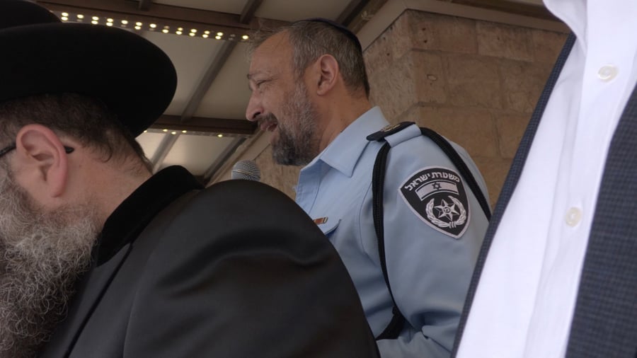 רב משטרת ישראל מדבר בכותל