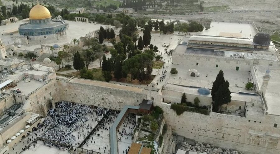 תיעוד מהאוויר - התפילות בכותל המערבי לצד תפילות המוסלמים בהר הבית