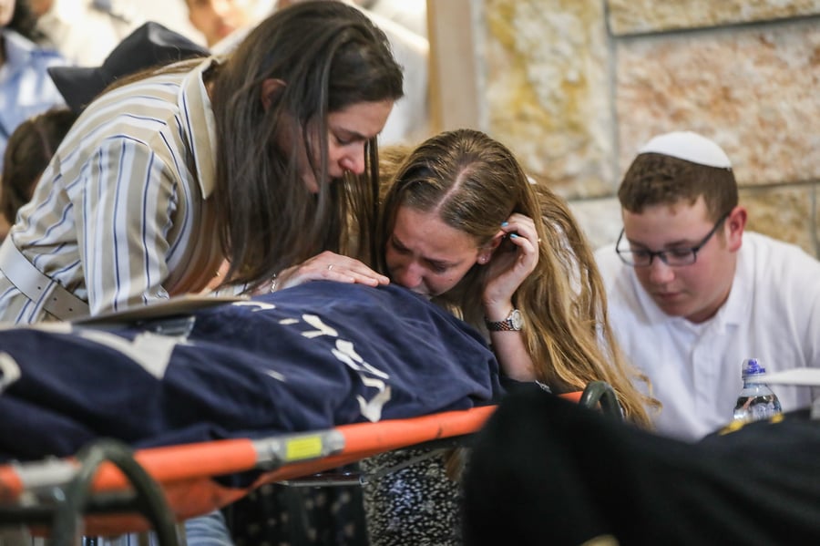 גלריה דומעת: הלווית האחיות שנרצחו בפיגוע בבקעה | צפו