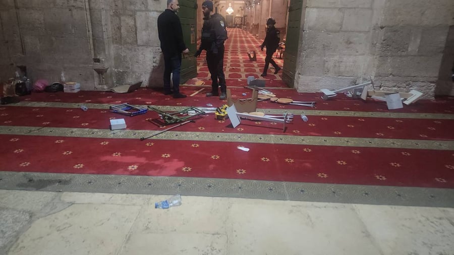 הכניסה למסגד, לאחר ליל ההתפרעוית