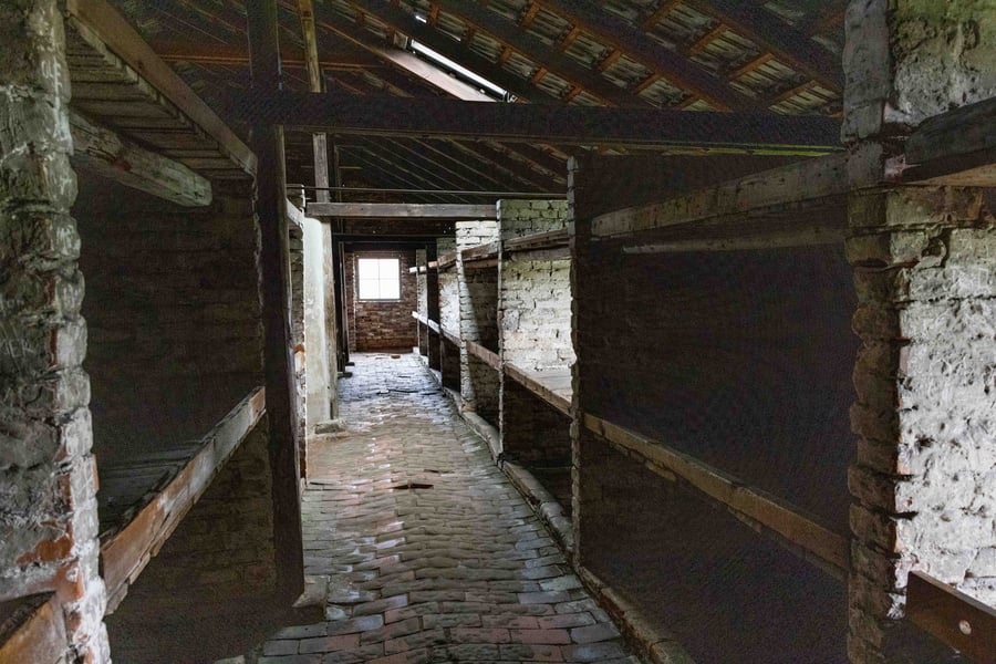 תאי השינה במחנה הריכוז אושוויץ-בירקנאו בפולין